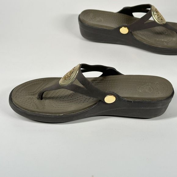Crocs Sanrah Navy Grey Gold Medallion Circle Sandals Shoes Women's Size 6 - Picture 9 of 16